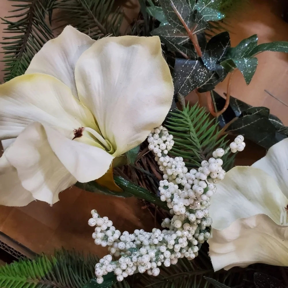 Holiday Wreath NWT (New with Tags) Cream and White Florals